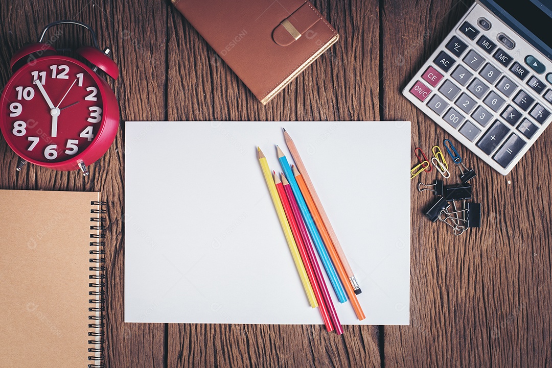Vista superior em branco papel branco no espaço de trabalho de mesa de madeira