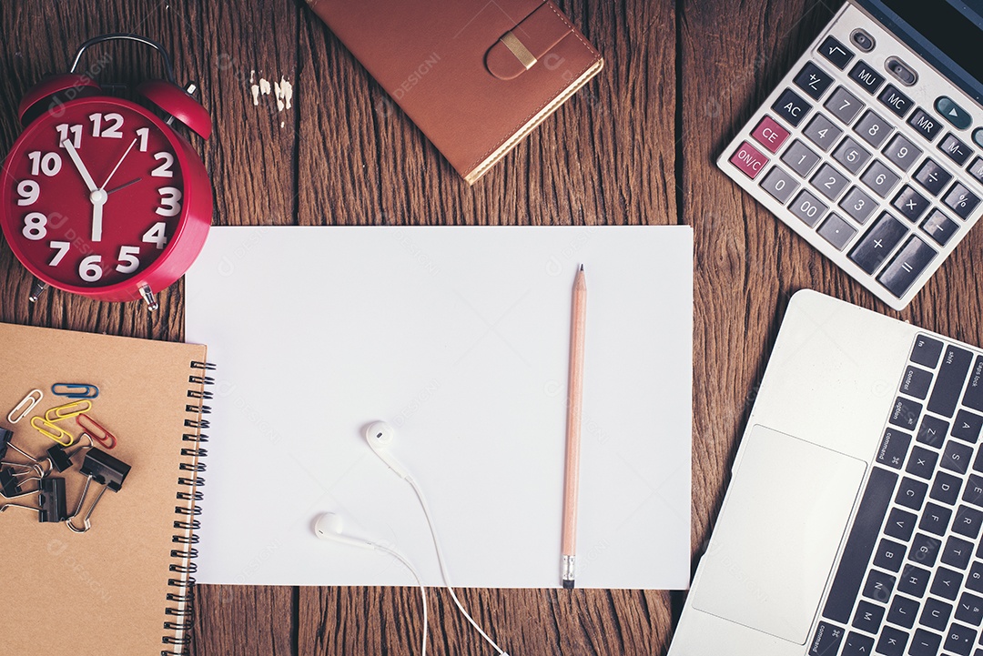 Vista superior em branco papel branco no espaço de trabalho de mesa de madeira