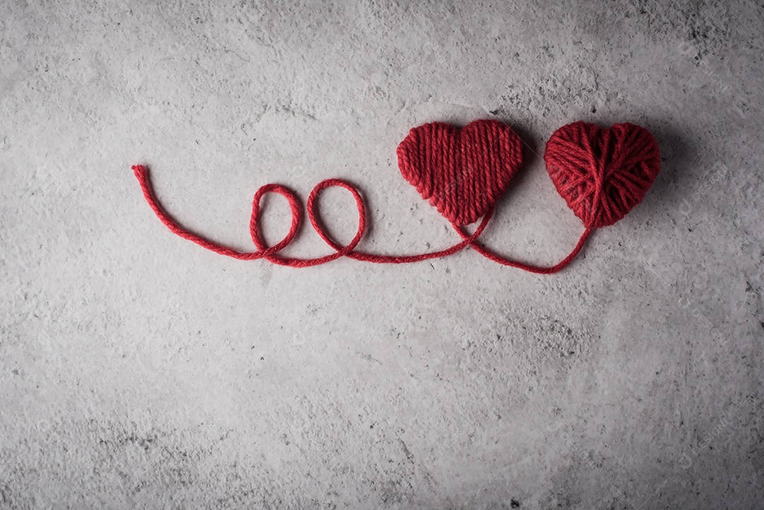 Coração de fio vermelho em forma de fundo de parede.