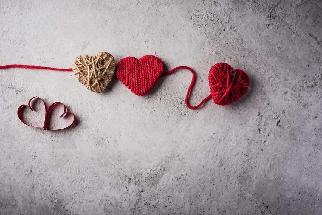 Coração de fio vermelho em forma de fundo de parede.