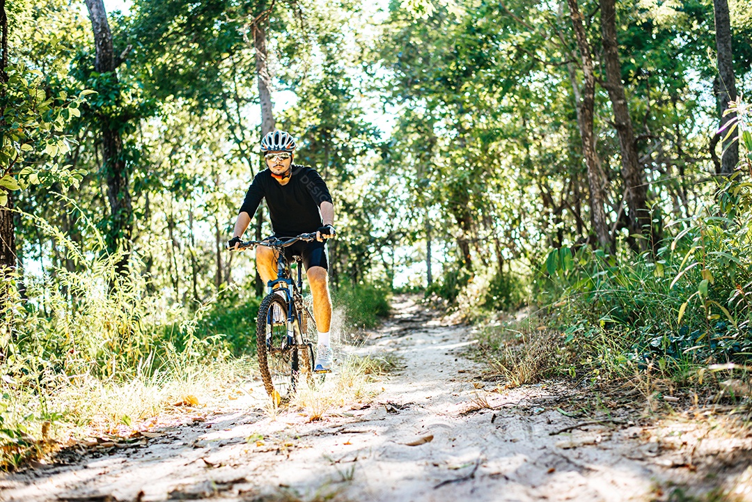 Ciclistas de montanha andam pela floresta. Frear enquanto anda de bicicleta por um caminho vazio