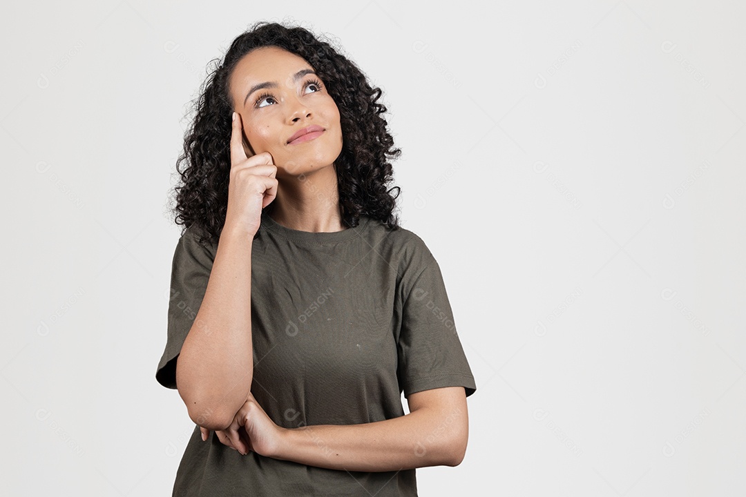 Mulher bonita morena pensando