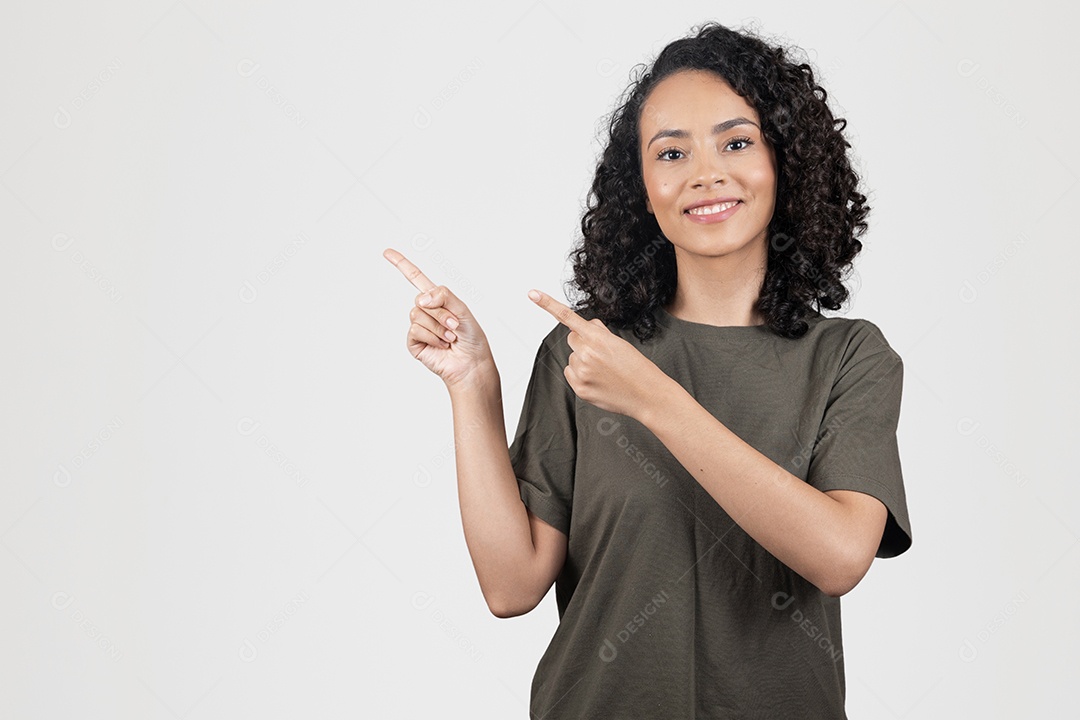 Mulher bonita morena apontando para cima