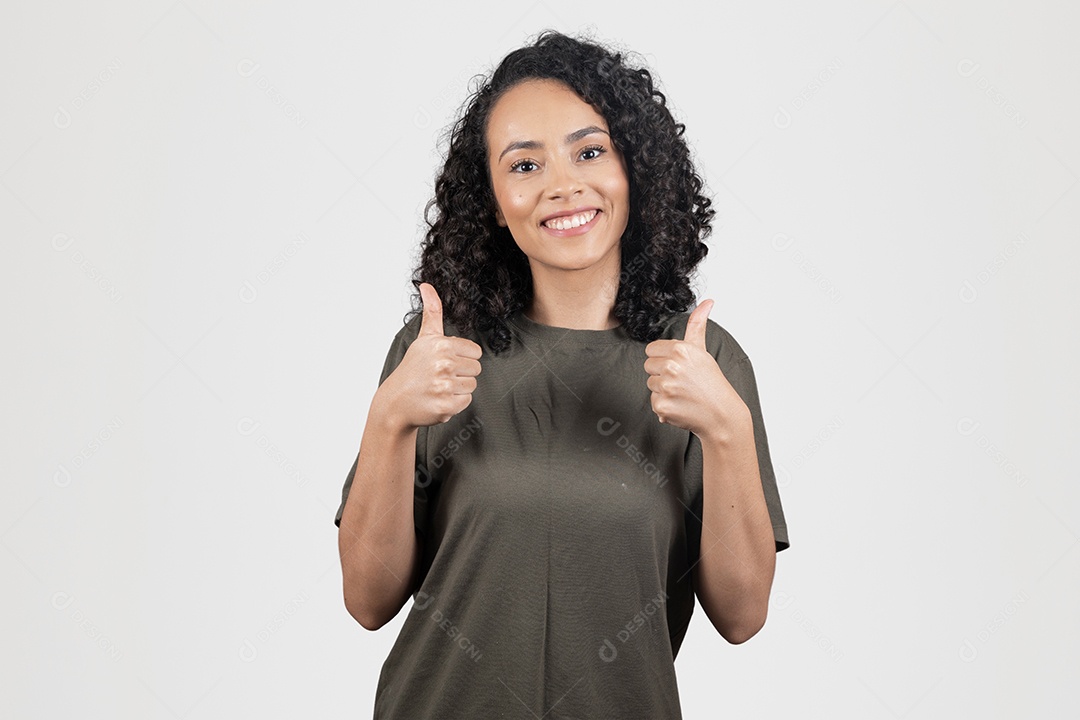 Mulher bonita morena fazendo gesto de aprovado