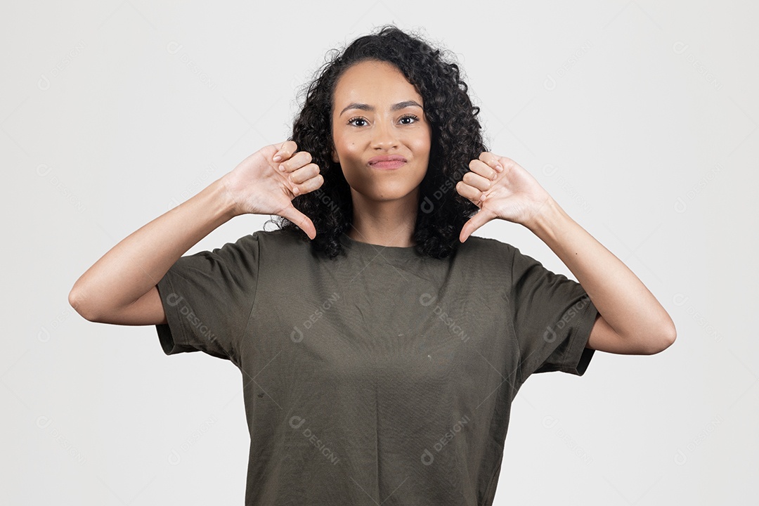 Mulher bonita morena fazendo gesto de reprovado