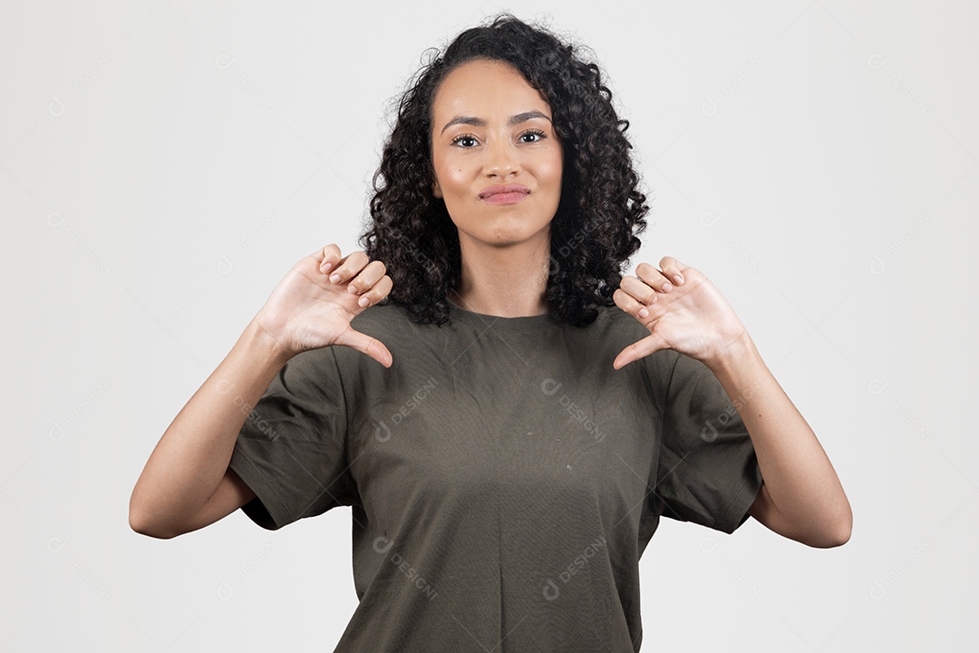 Mulher bonita morena fazendo gesto de reprovado