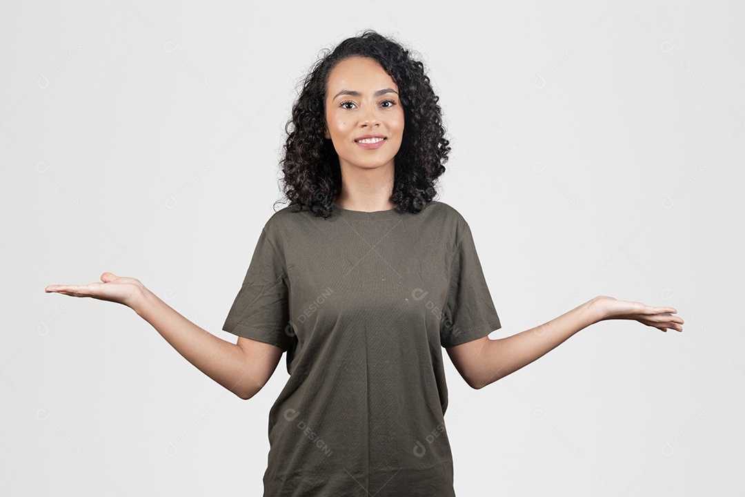 Mulher bonita morena fazendo gesto de dúvida