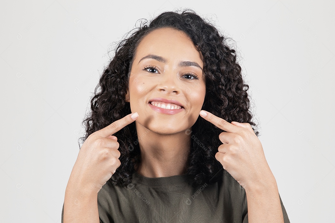 Linda mulher jovem cabelo cacheado sorridente sobre fundo branco