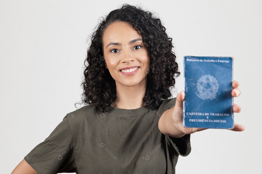 Linda mulher jovem cabelo cacheado sorridente segurando carteira de trabalho sobre fundo branco