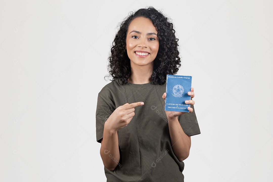 Linda mulher jovem cabelo cacheado sorridente segurando carteira de trabalho sobre fundo branco