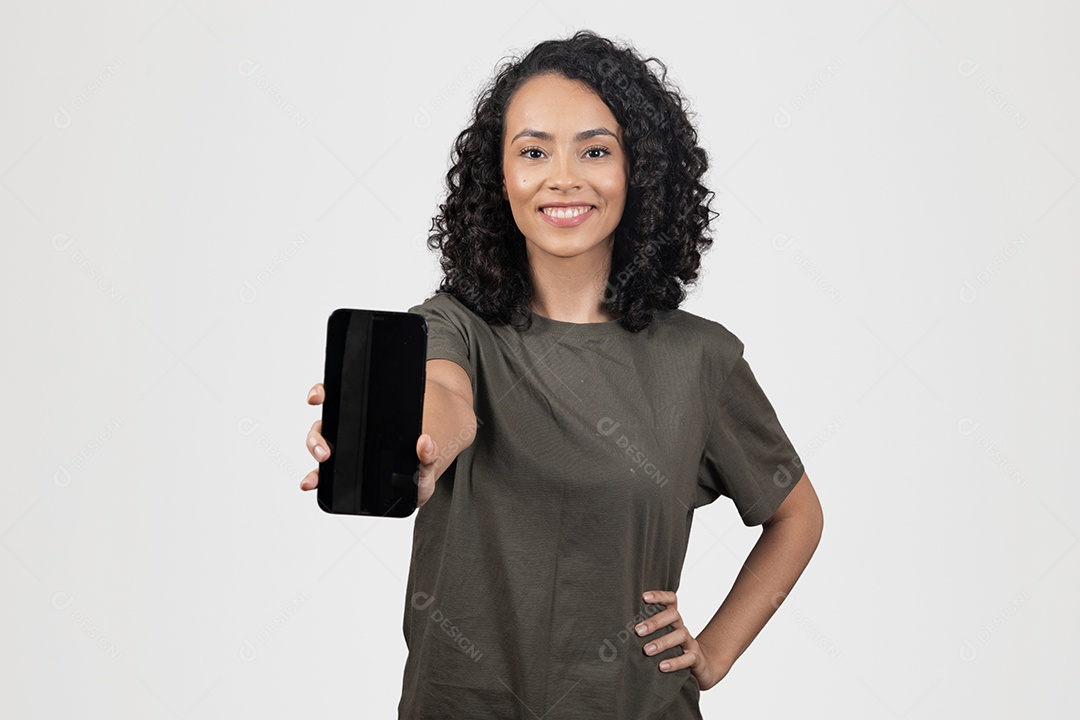 Linda mulher jovem cabelo cacheado sorridente segurando celular online sobre fundo branco