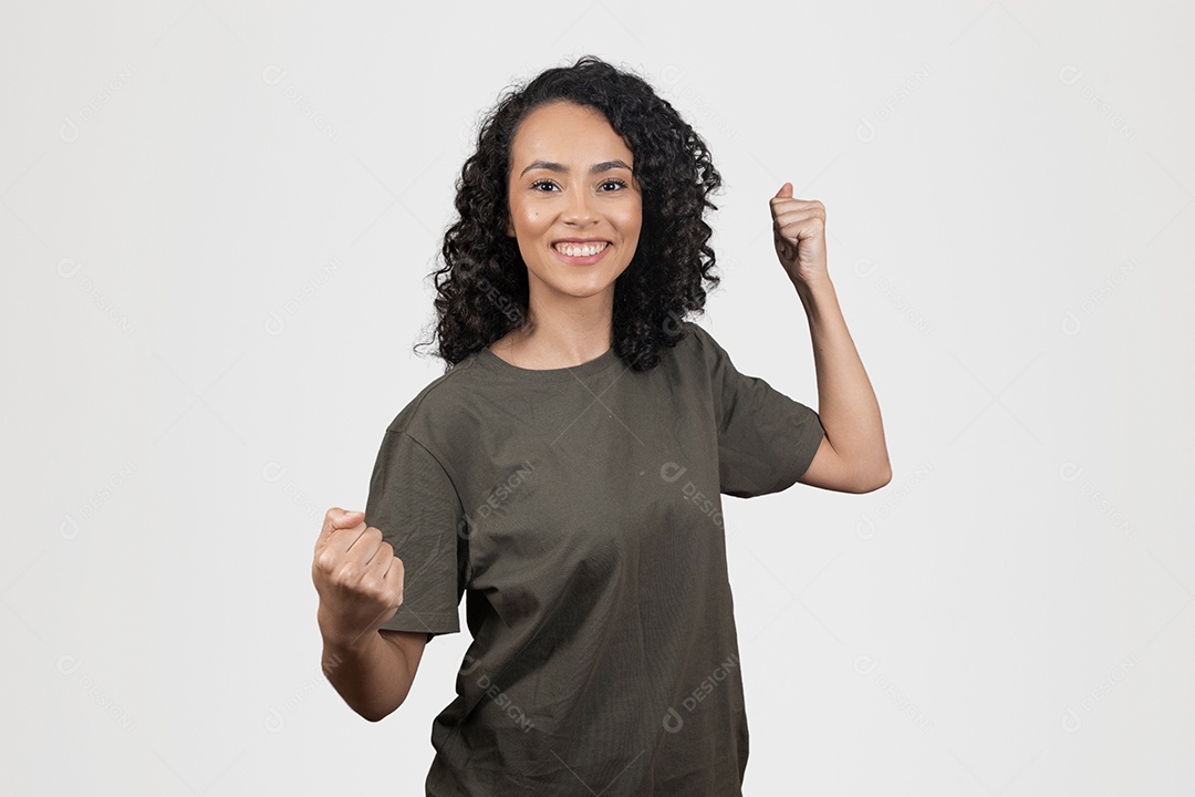 Linda mulher jovem cabelo cacheado sorridente sobre fundo branco