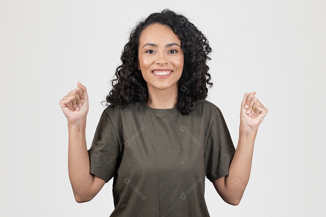 Linda mulher jovem cabelo cacheado sorridente sobre fundo branco