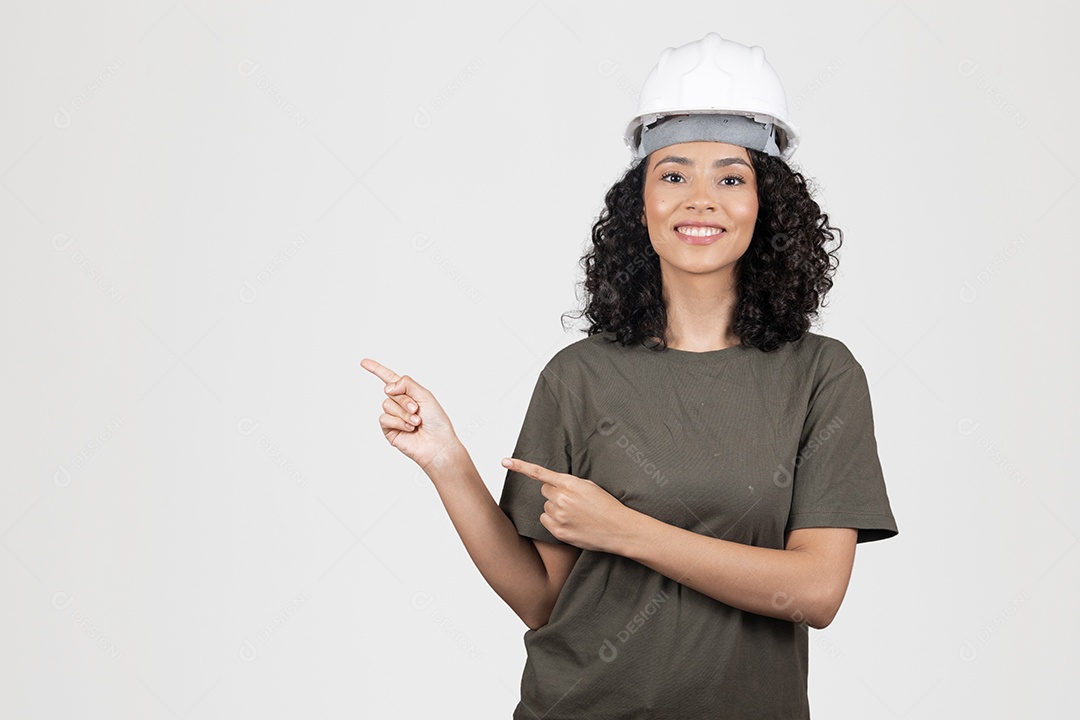 Linda mulher jovem engenheira usando capacete branco cabelo cacheado sorridente sobre fundo branco