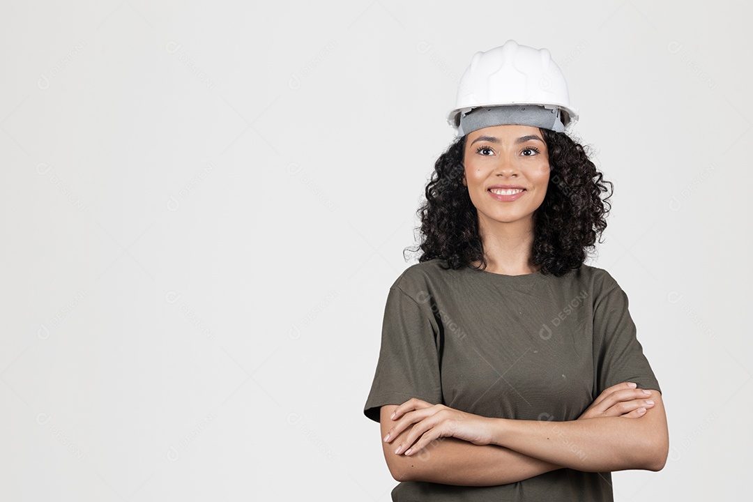 Linda mulher jovem engenheira usando capacete branco cabelo cacheado sorridente sobre fundo branco