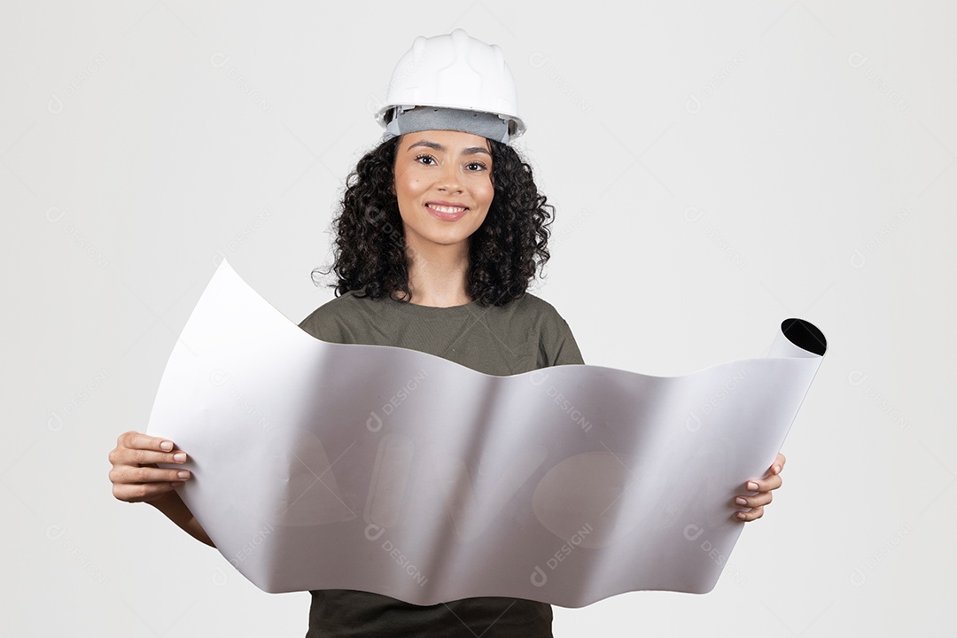 Linda mulher jovem engenheira usando capacete branco cabelo cacheado sorridente sobre fundo branco