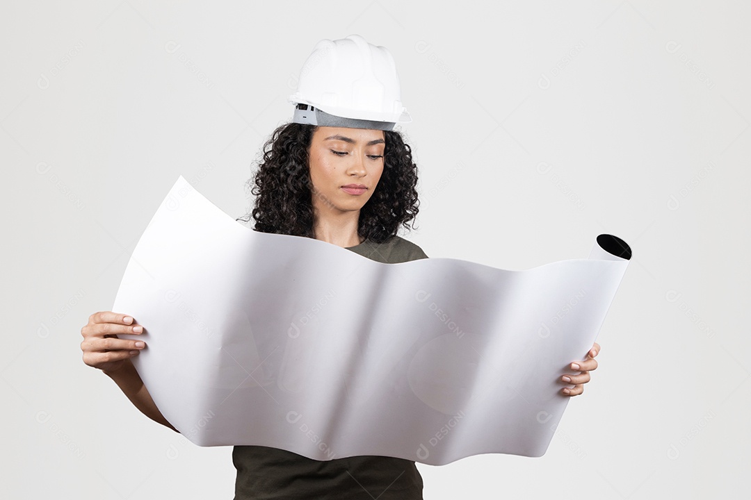 Linda mulher jovem engenheira usando capacete branco cabelo cacheado sorridente sobre fundo branco