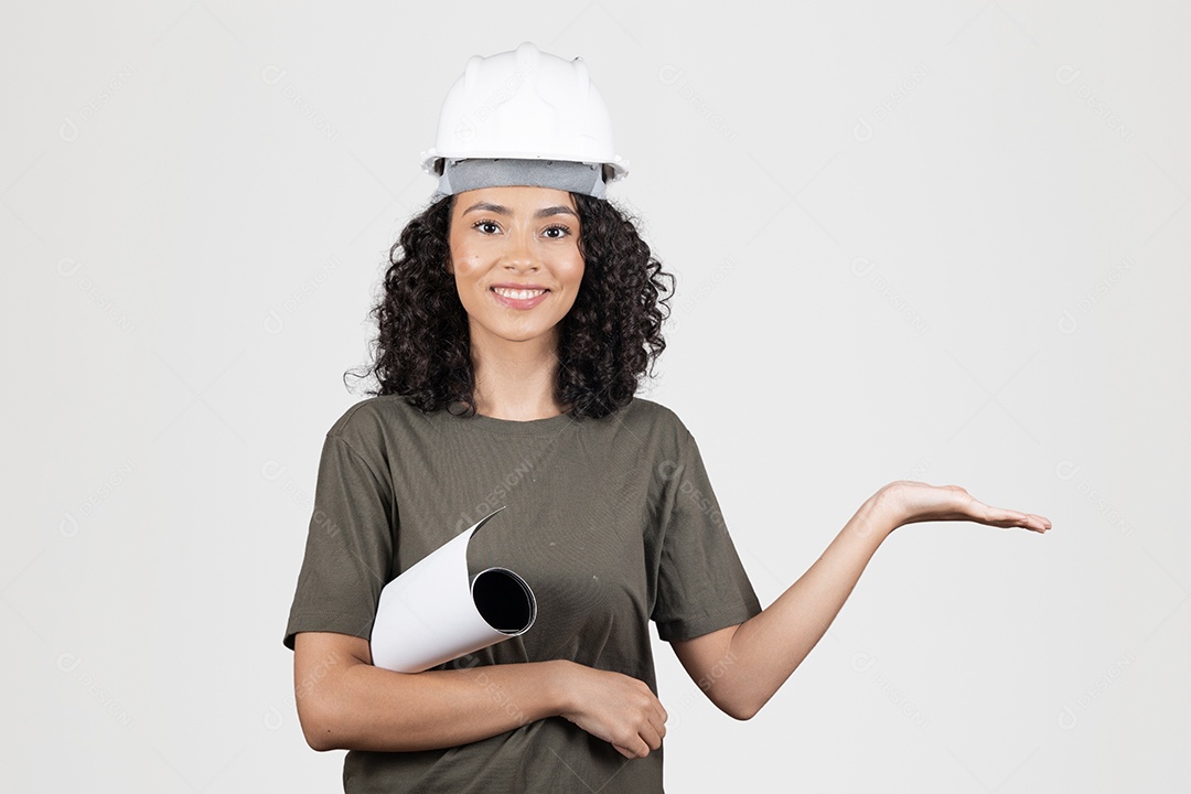 Linda mulher jovem engenheira usando capacete branco cabelo cacheado sorridente sobre fundo branco