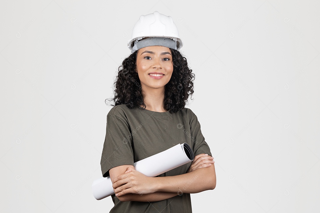 Linda mulher jovem engenheira usando capacete branco cabelo cacheado sorridente sobre fundo branco