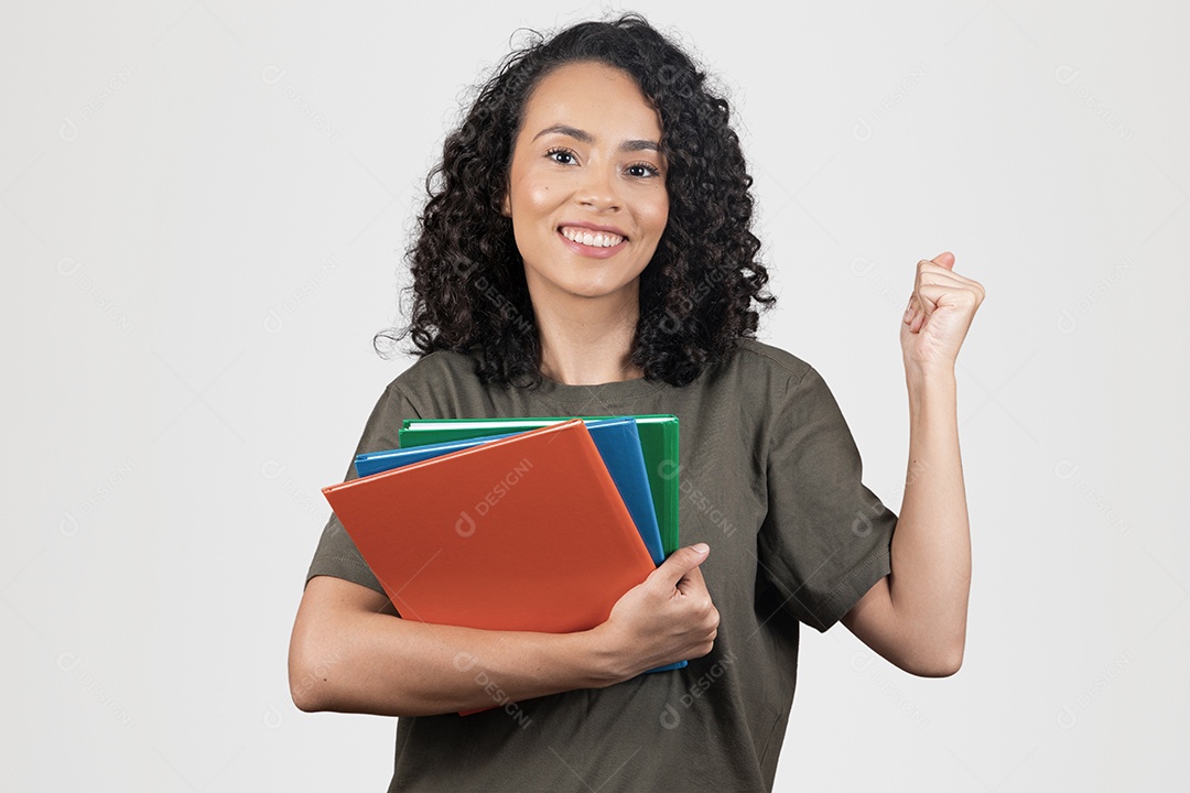 Linda mulher jovem cabelo cacheado estudante segurando materiais escolar cadernos sorridente sobre fundo branco