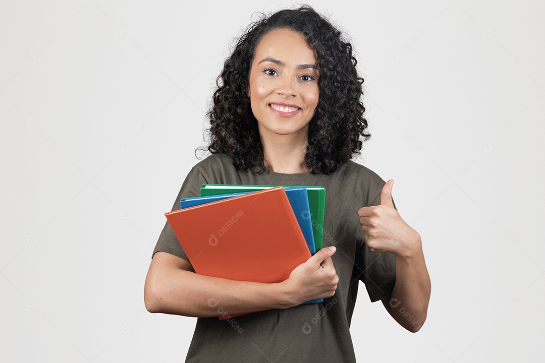 Linda mulher jovem cabelo cacheado estudante segurando materiais escolar cadernos sorridente sobre fundo branco