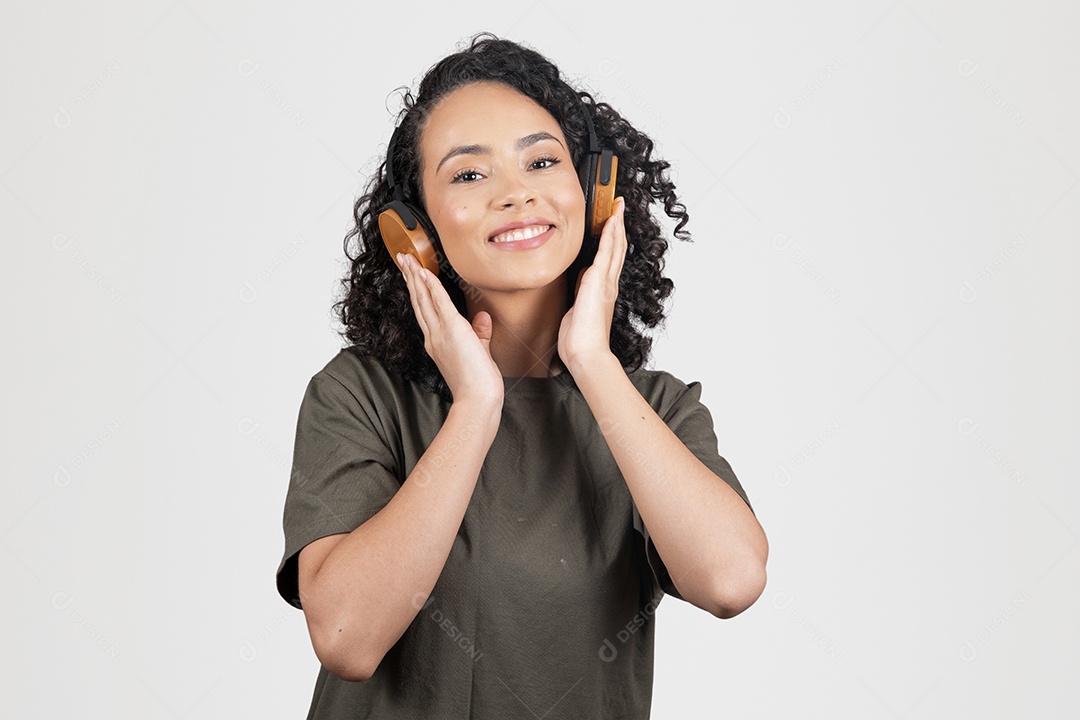 Linda mulher jovem usando fones de ouvido vermelho branco cabelo cacheado sorridente sobre fundo branco