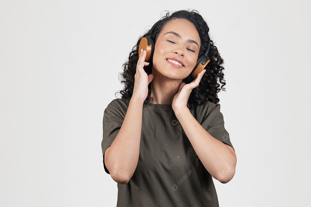 Linda mulher jovem usando fones de ouvido vermelho branco cabelo cacheado sorridente sobre fundo branco