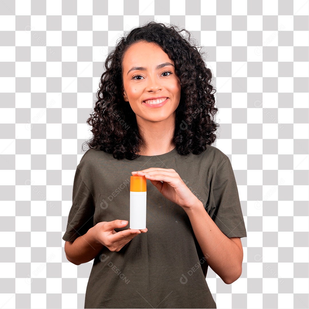 Mulher bonita morena de cabelos cacheado segurando frasco de produto PNG Transparente sem Fundo