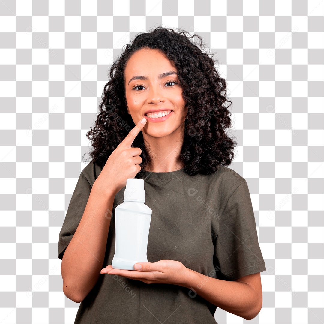 Mulher bonita morena de cabelos cacheado segurando frasco de produto PNG Transparente sem Fundo