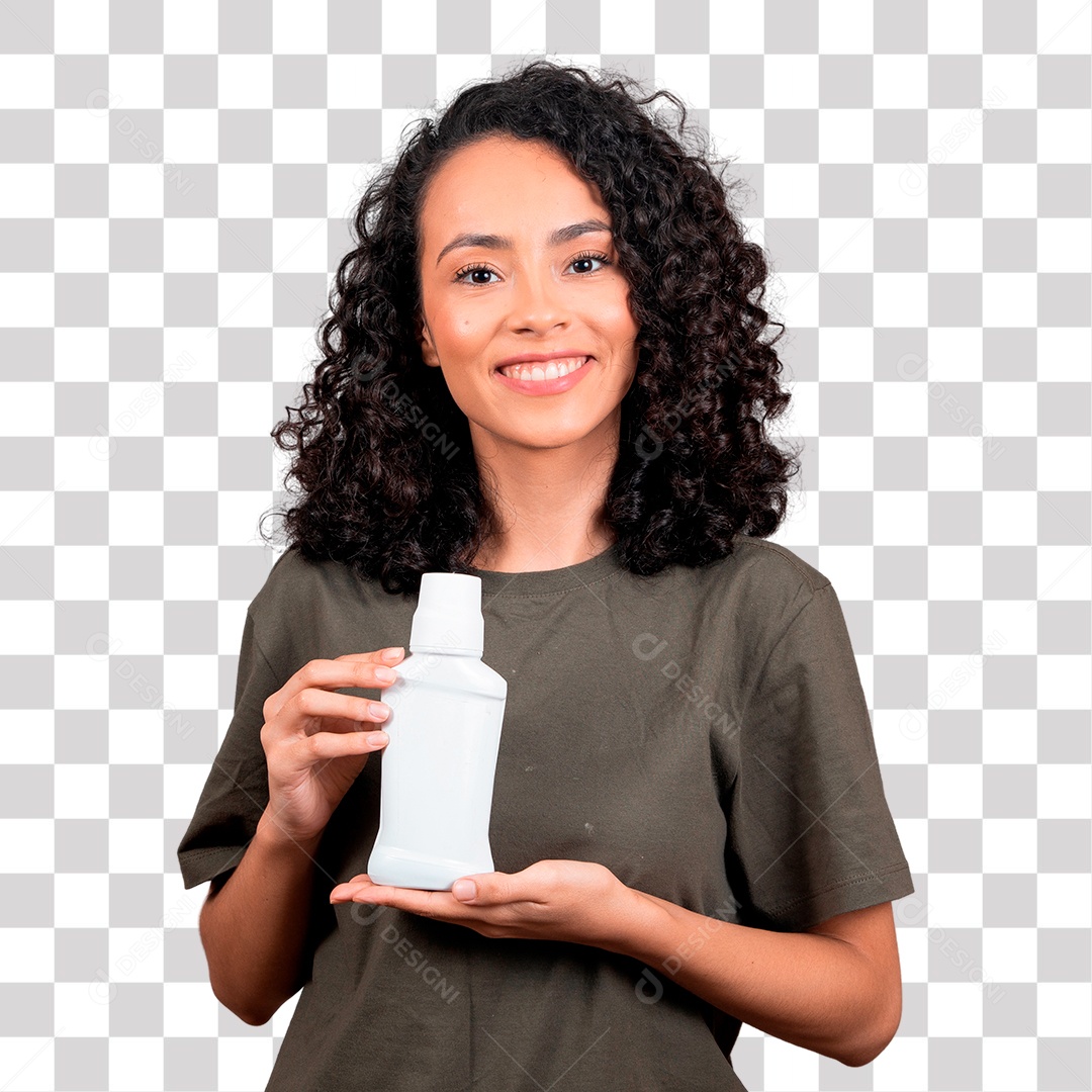 Mulher bonita morena de cabelos cacheado segurando frasco de produto PNG Transparente sem Fundo