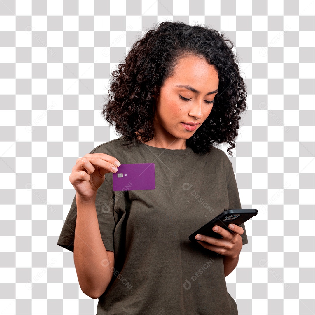 Linda mulher morena sorrindo mexendo em celular e segurando cartão roxo PNG Transparente Sem Fundo