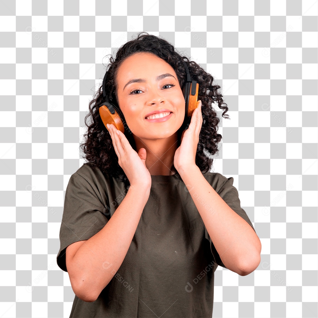 Jovem mulher morena ouvindo musica em seu fone de ouvido