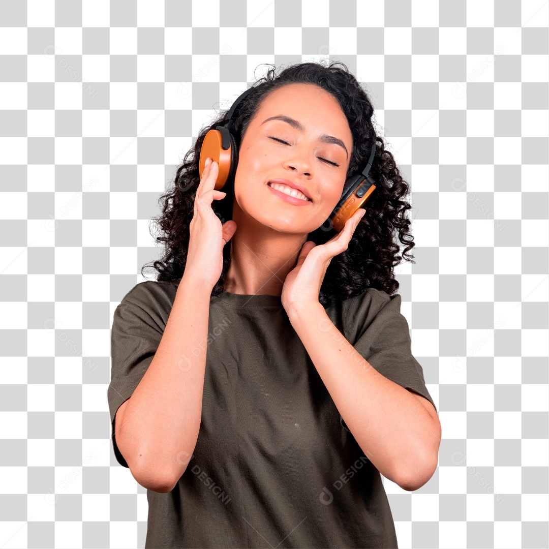 Jovem mulher morena ouvindo musica em seu fone de ouvido