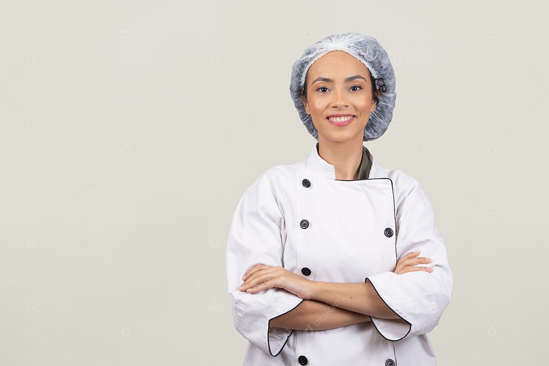 Linda mulher jovem usando avental de cozinheiro branco cabelo cacheado sorridente sobre fundo branco