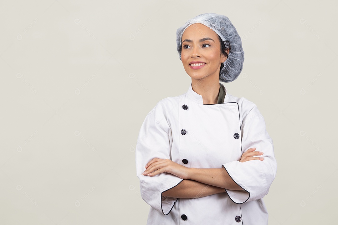 Linda mulher jovem usando avental de cozinheiro branco cabelo cacheado sorridente sobre fundo branco