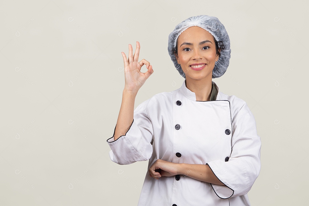 Linda mulher jovem usando avental de cozinheiro branco cabelo cacheado sorridente sobre fundo branco