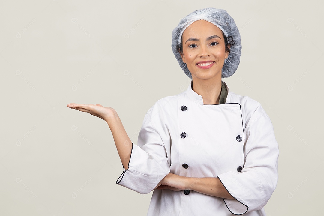 Linda mulher jovem usando avental de cozinheiro branco cabelo cacheado sorridente sobre fundo branco