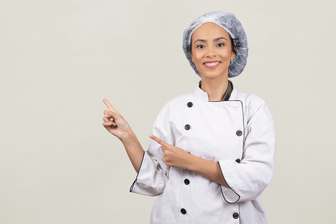 Linda mulher jovem usando avental de cozinheiro branco cabelo cacheado sorridente sobre fundo branco