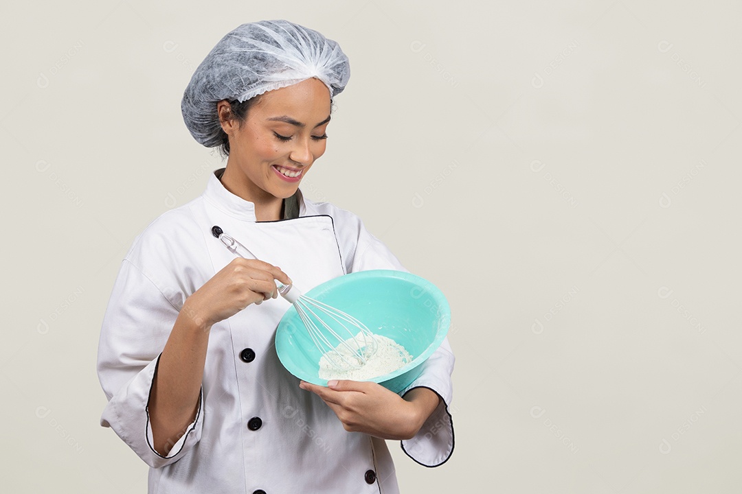 Linda mulher jovem usando avental de cozinheiro branco cabelo cacheado sorridente sobre fundo branco