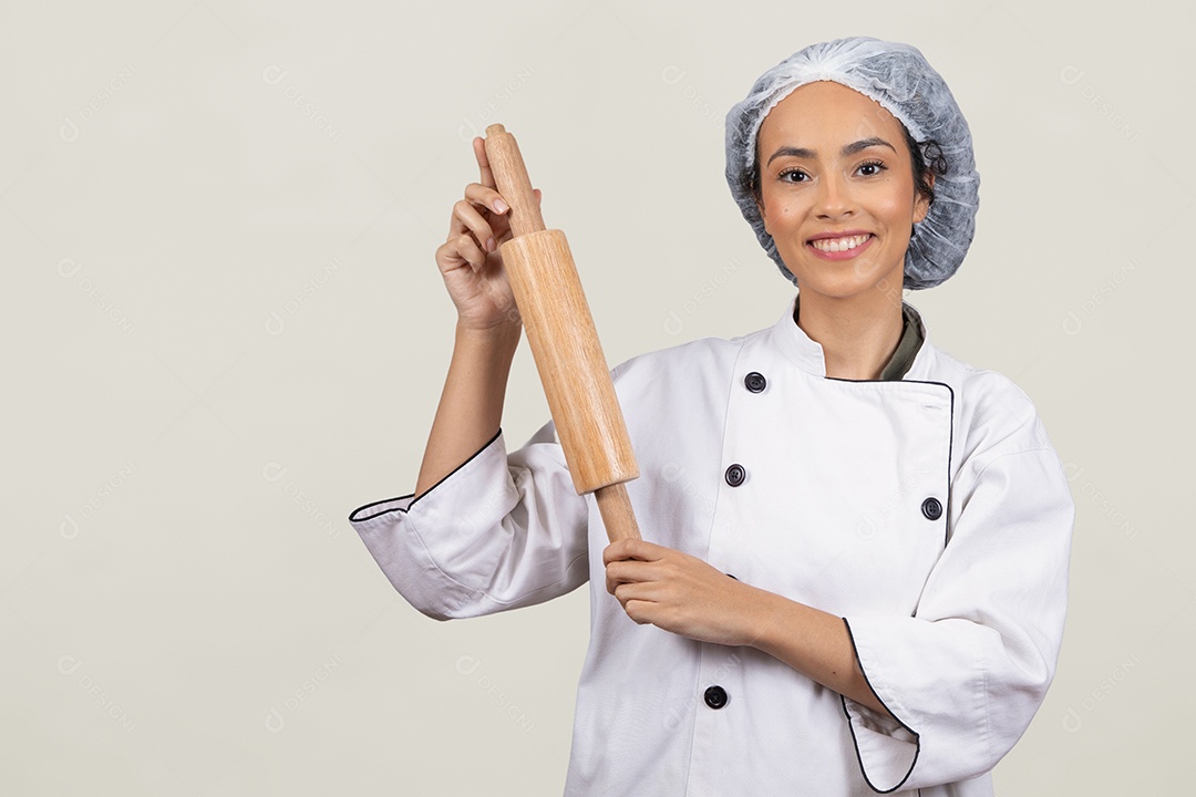 Linda mulher jovem usando avental de cozinheiro branco cabelo cacheado sorridente sobre fundo branco