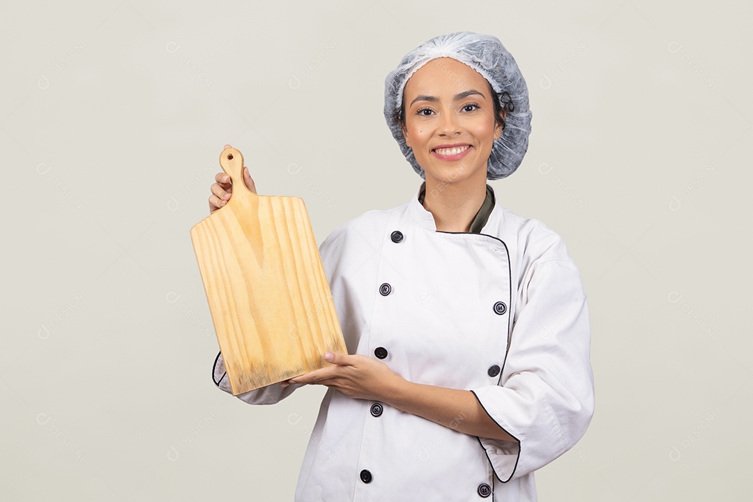 Linda mulher jovem usando avental de cozinheiro branco cabelo cacheado sorridente sobre fundo branco