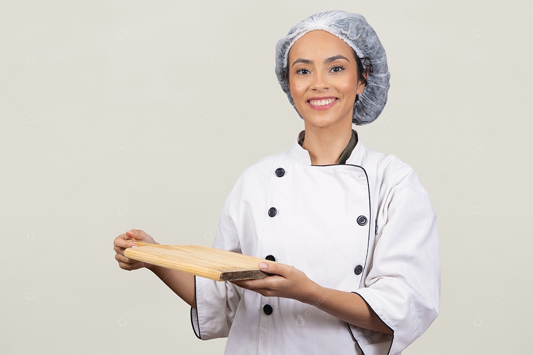 Linda mulher jovem usando avental de cozinheiro branco cabelo cacheado sorridente sobre fundo branco