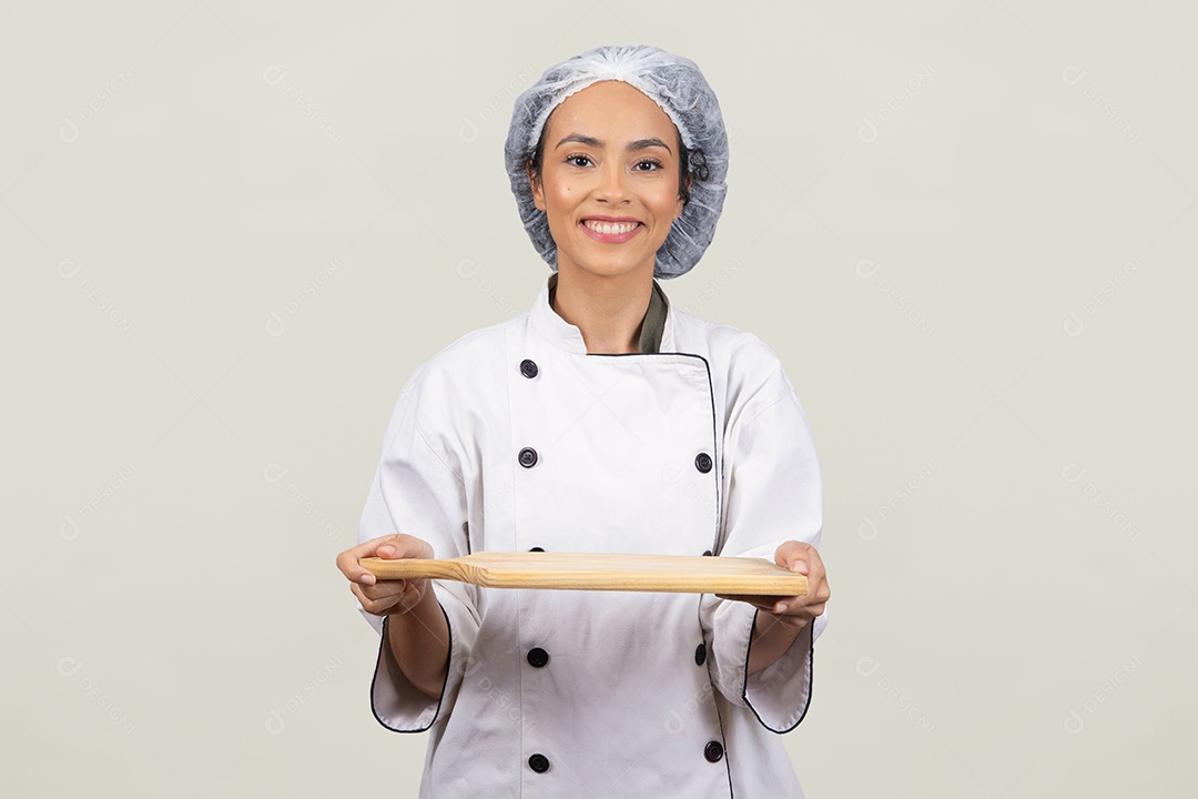 Linda mulher jovem usando avental de cozinheiro branco cabelo cacheado sorridente sobre fundo branco