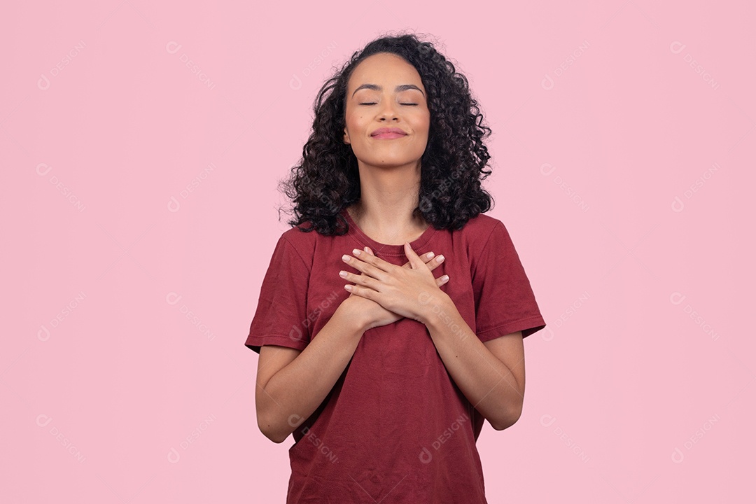 Linda mulher jovem cabelo cacheado sorridente sobre fundo branco