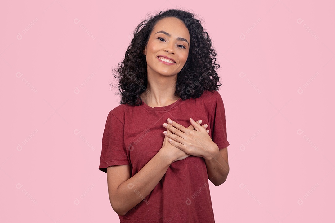 Linda mulher jovem cabelo cacheado sorridente sobre fundo branco