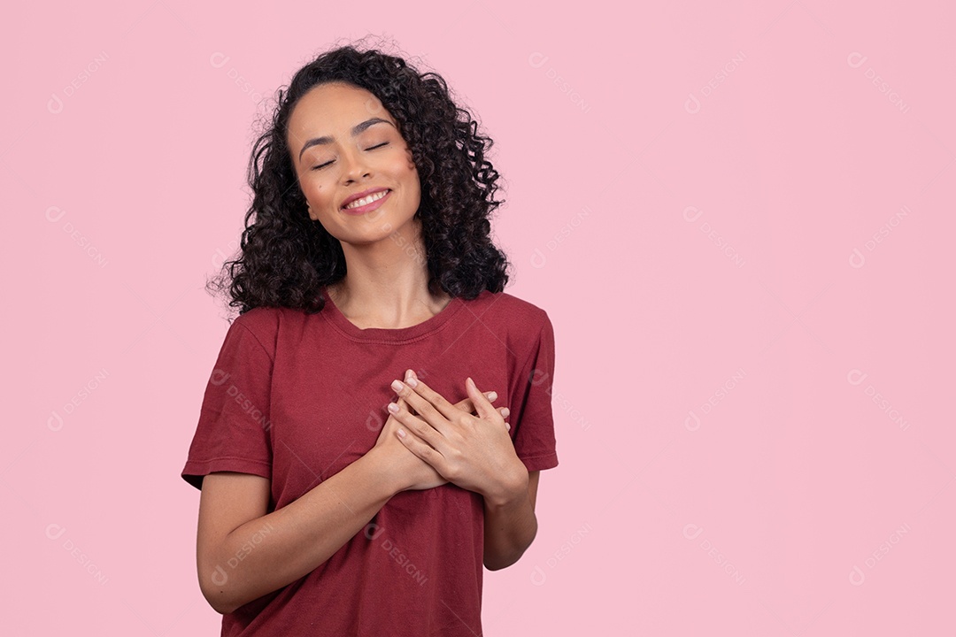 Linda mulher jovem cabelo cacheado sorridente sobre fundo branco