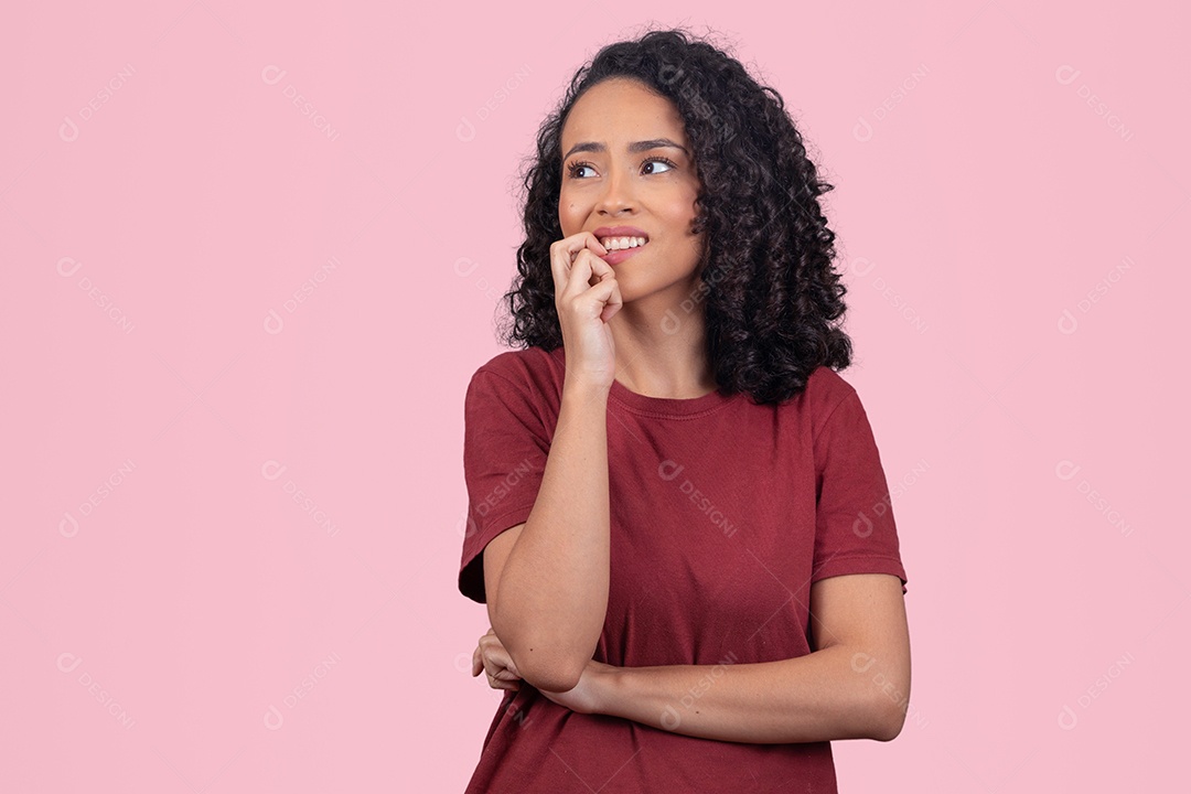 Linda mulher jovem cabelo cacheado sorridente sobre fundo branco