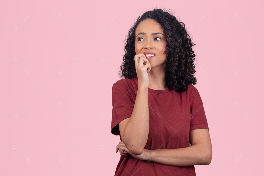 Linda mulher jovem cabelo cacheado sorridente sobre fundo branco