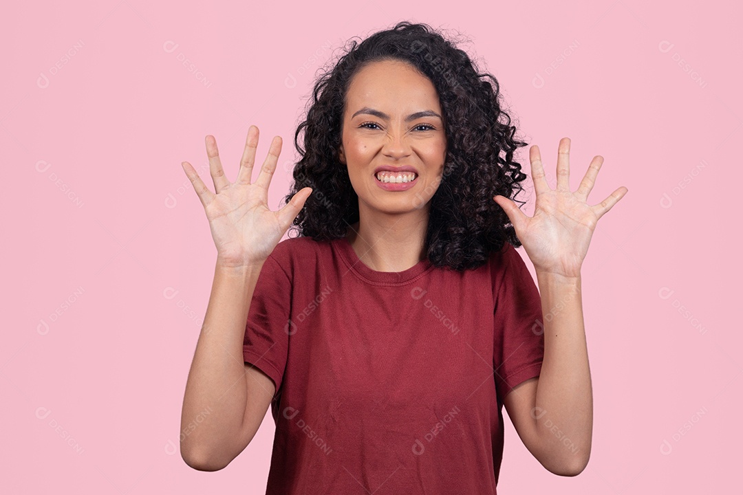 Linda mulher jovem cabelo cacheado sorridente sobre fundo branco