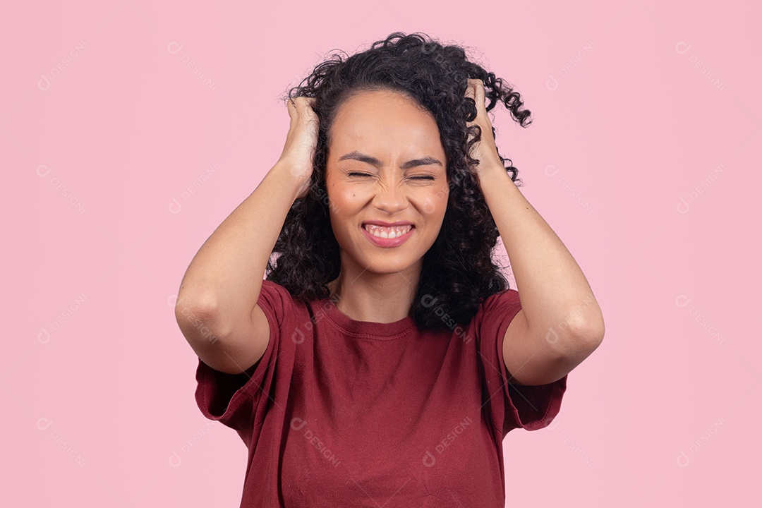 Linda mulher jovem cabelo cacheado sorridente sobre fundo branco